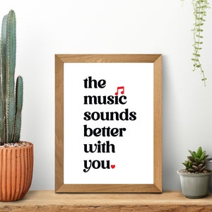 La música suena mejor contigo, arte de pared moderno, póster de música, impresión de amor, impresiones digitales, arte de pared imprimible, cita, impresión, decoración del hogar