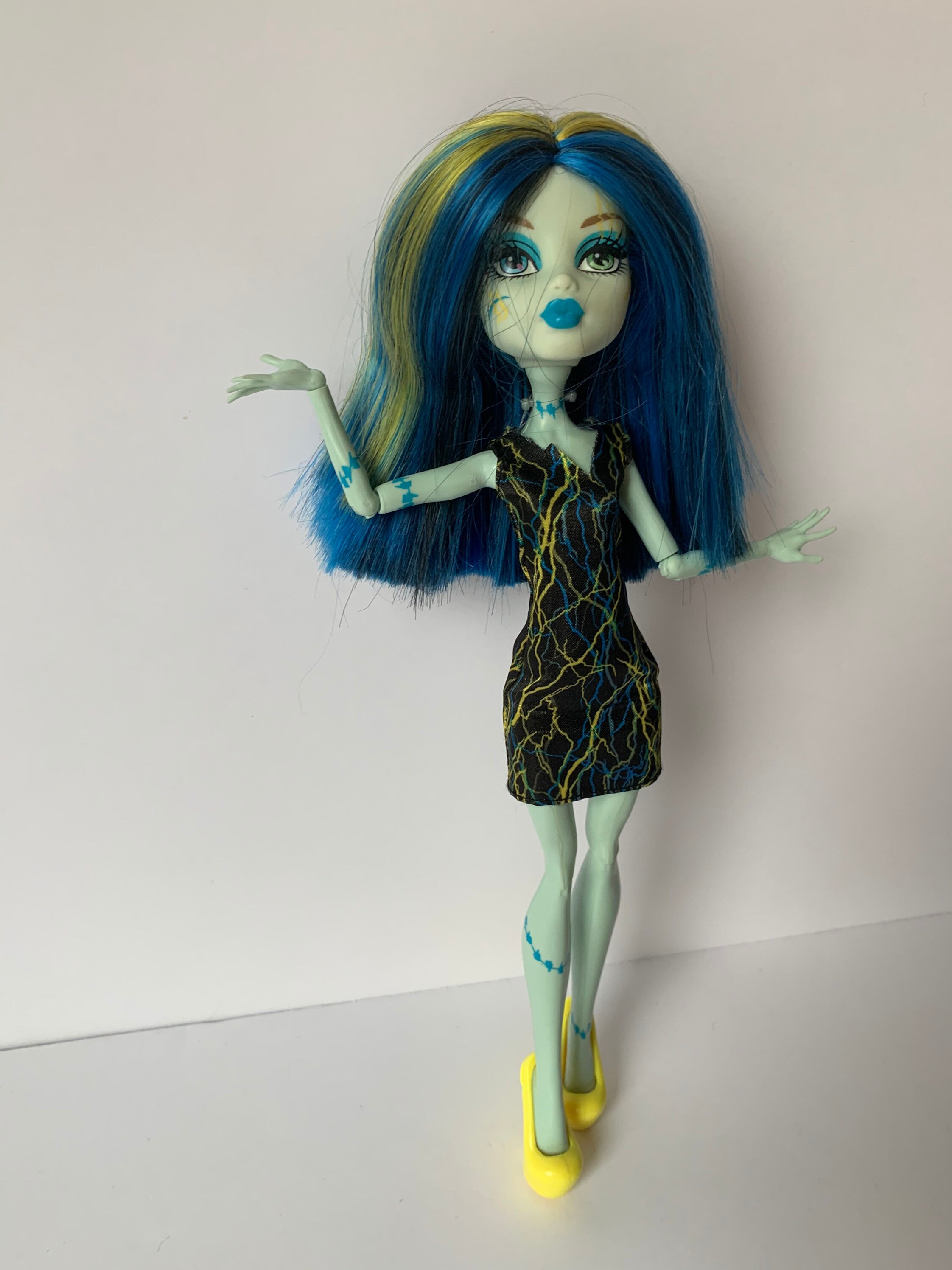 残りわずか グッズ おもちゃ 着せ替え フィギュア 人形 ドール モンスターハイ Monster Doll Dracubecca Fusion Freaky High 着せ替え人形
