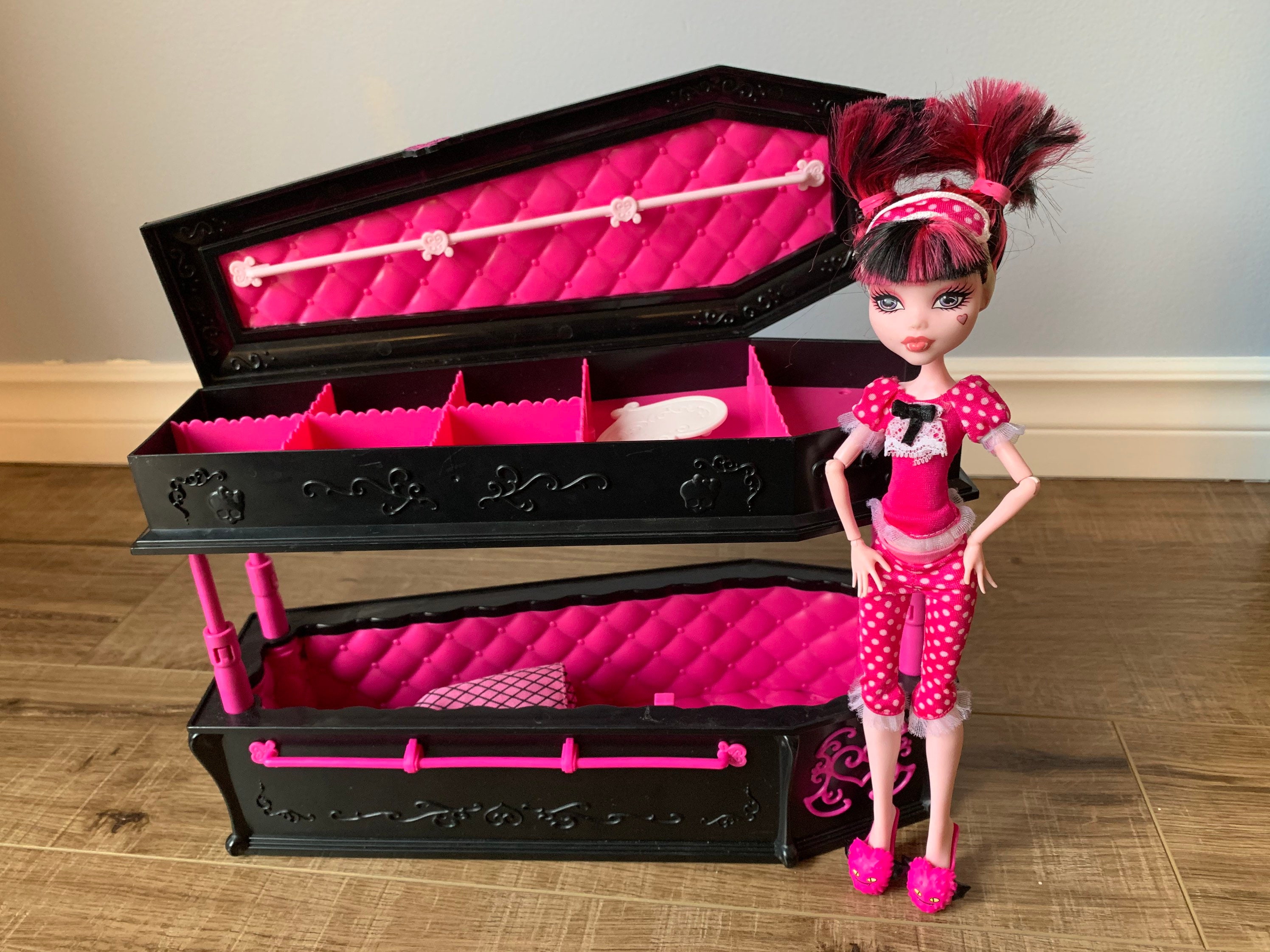 Draculaura coffin bed hotsell
