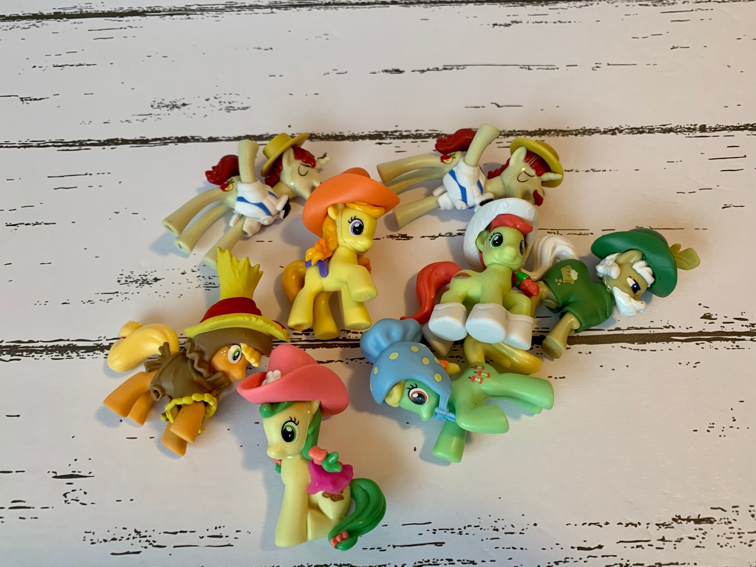  My Little Pony Mini World Magic Meet The Minis Collection Set  with 22 Figures, for Kids Ages 5 and Up ( Exclusive) : Toys & Games