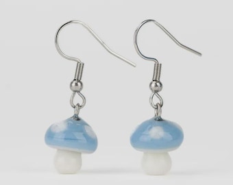 Hangoorbellen blauwe paddenstoel: handgemaakte glow in the dark-sieraden