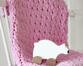 Manta rosa de tricô grosso, detalhe de decoração para quarto de menina, presente rosa bebê para batizado, decoração estilo Barbie
