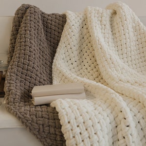 Chunky Hand Knit Puffy Blanket, Cozy Soft Bed Throw for Modern Home