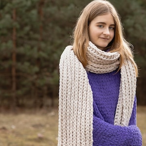 Handgefertigter XXL-Schal aus dickem Garn: Extra langer cremefarbener Strickschal