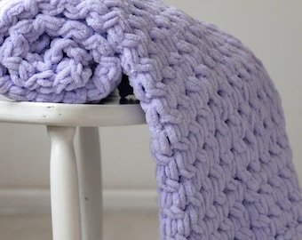 Manta de punto grueso hecha a mano, suave, color lila y lavanda.