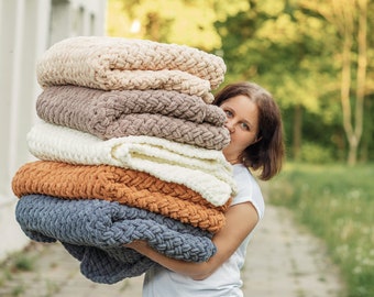 Natural White chunky puffy yarn knit blanket ladder, autumn housewarming gift, super soft gentle new home decor bedspread, handmade blanket