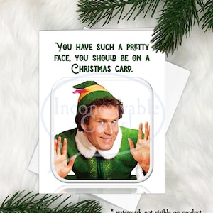 Puede incluir: Una tarjeta de Navidad con Buddy el Elfo de la película Elf. La tarjeta tiene un fondo blanco con texto verde que dice "You have such a pretty face, you should be on a Christmas card." Buddy está mirando a través de una ventana con las manos levantadas en un gesto de emoción.