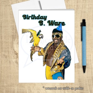 Puede incluir: Tarjeta de cumpleaños con una foto de un hombre que lleva un traje de lucha libre, un gorro de fiesta y gafas de sol. Está sosteniendo un loro amarillo y azul. El texto "Birthday B. Ware" está impreso en la tarjeta.