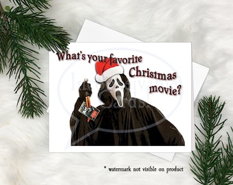 Può includere: Un biglietto bianco con un'illustrazione rossa e nera del personaggio di Ghostface della serie di film Scream che indossa un cappello da Babbo Natale e tiene un coltello. Il testo sul biglietto dice "Qual è il tuo film di Natale preferito?"