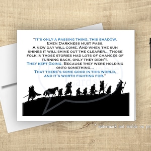 Peut inclure: Une illustration en noir et blanc d'un groupe de personnes marchant en ligne. L'image est accompagnée d'une citation du Seigneur des Anneaux : "Ce n'est qu'une chose passagère, cette ombre. Même les ténèbres doivent passer. Un nouveau jour viendra. Et quand le soleil brillera, il brillera d'autant plus... Ces gens dans ces histoires ont eu beaucoup de chances de faire demi-tour, mais ils ne l'ont pas fait. Ils ont continué. Parce qu'ils tenaient à quelque chose... Qu'il y a du bien dans ce monde, et que cela vaut la peine de se battre."