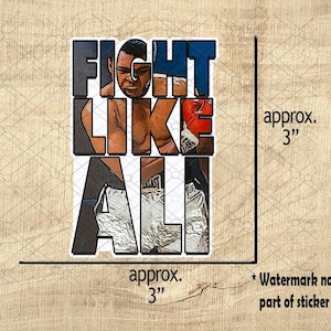 Puede incluir: Una pegatina con las palabras "FIGHT LIKE ALI" en un diseño de letras en bloque. Las letras están rellenas de imágenes de Muhammad Ali. La pegatina mide aproximadamente 7,6 cm.