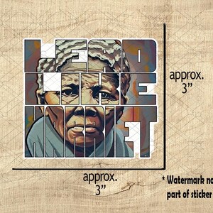 Puede incluir: Una pegatina con un retrato de una mujer con el texto "Lead Like Harriet" en un estilo abstracto y colorido. La pegatina mide aproximadamente 7,6 cm por 7,6 cm.