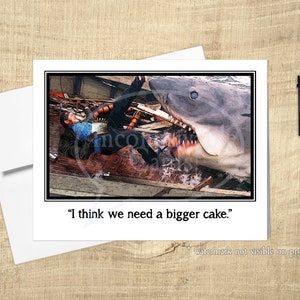 Grand requin blanc - carte d'anniversaire amusante, « Je pense que nous avons besoin d'un plus gros gâteau »