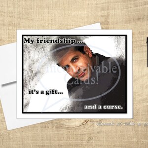 Tarjeta divertida “Mi amistad es un regalo y una maldición”, Pensando en ti, Detective de TV *Por tiempo limitado: postal gratis con una compra que califique.