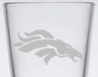 Denver Broncos inspirado en el vaso de pinta grabado a mano, o taza de cerveza, NFL, fanático del fútbol americano, comida de aficionado, milla de altura, regalo de Navidad, Broncos, vaso grabado, pinta