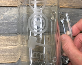 Taza grabada de vidrio de los Vengadores