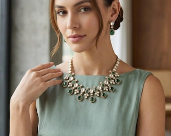 Sabyasachi geïnspireerde smaragdgroene bruidschokerset, Polki Moissanite-ketting, Mehndi-vergulde huwelijkssieraden, bruidsstatementkettingset