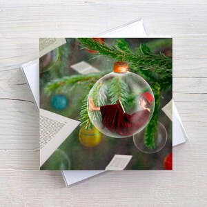 Weihnachtskarte für Leseratten,  Klappkarte mit Umschlag, surreale Fotografie, Christbaumkugel, Karte für Bücherwürmer, Tannenbaum Schmuck