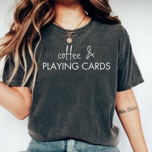Chemise de café et de cartes à jouer, cadeaux de joueur de cartes, chemise drôle de cartes à jouer