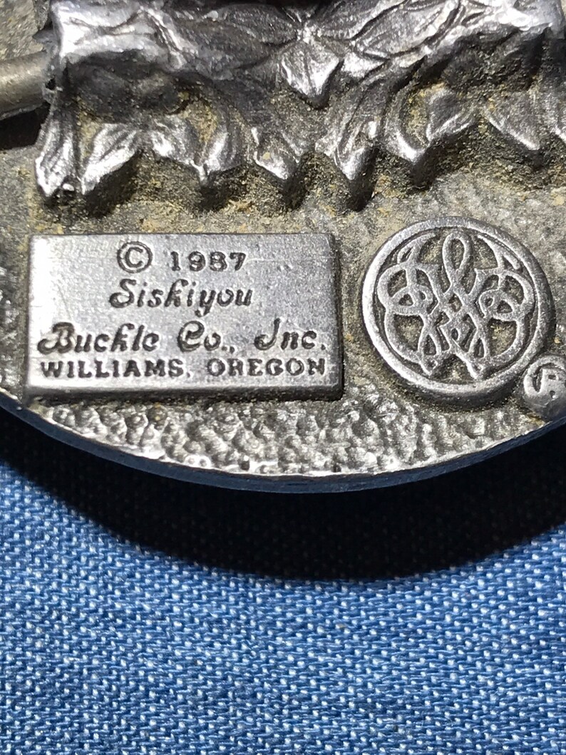 Vintage 80s Siskiyou Buckle Company pewter 3-D Eagle head green enamel background oval buckle.
