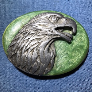 Vintage 80s Siskiyou Buckle Company pewter 3-D Eagle head green enamel background oval buckle.