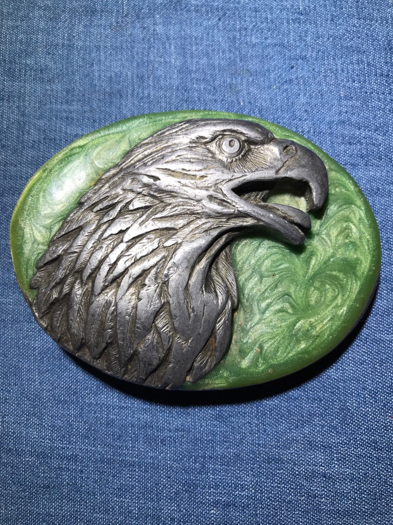 Vintage 80s Siskiyou Buckle Company pewter 3-D Eagle head green enamel background oval buckle.