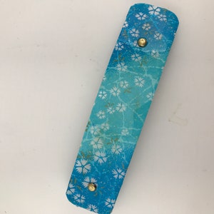 Handgefertigte französische Haarspange für mittleres bis dickes Haar. Blau ombré weiße Blumen. Misst 4,5x1