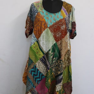 Könnte beinhalten: Ein Patchwork-Kleid mit einer Vielzahl von Farben und Mustern, darunter Grün, Blau, Rot und Gelb. Das Kleid hat einen runden Ausschnitt und kurze Ärmel. Es ist aus einem weichen, fließenden Stoff gefertigt.