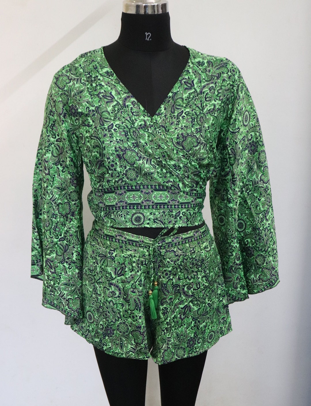 Acquista top e pantaloncini abbinati con cravatta verde sul