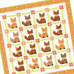 Può includere: Un modello di quilt con un motivo a volpe ripetuto in arancione, marrone e crema. La trapunta ha un bordo floreale e il nome "Francesca" in alto. Il modello è di Fig Tree & Co.