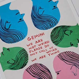 David Shrigley (britannique né en 1968) « Gémeaux ». Carte postale A5 signe astrologique/zodiaque/astrologie/horoscope en édition ouverte. Art mural.