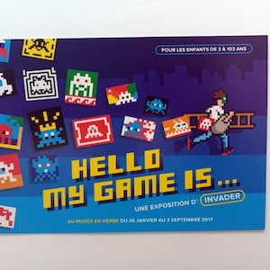 Invader. Artista francese di piastrelle urbane e graffiti. Pronto per essere incorniciato. Parigi, Francia. Mostra museale. Hello My Game Is.