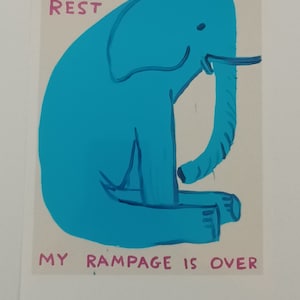 David Shrigley 'Muszę odpocząć. Moja szaleńcza zemsta się skończyła'. Otwarta edycja pocztówki A5 ze słoniem/zwierzęciem. Sztuka ścienna. Darmowa dostawa.