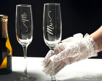 Wedding Champagne Flutes, Set of 2, Mr. and Mrs. Personalized Champagne, Wedding Gifts, Bride Groom Wedding Toasting Flutes
