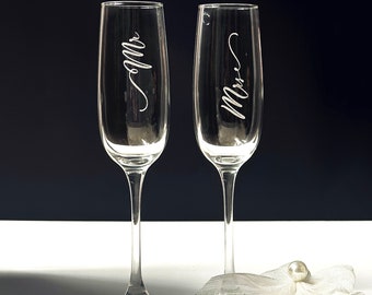 Personalized Mr. And Mrs. Wedding Toasting Flutes, Set of 2, Personalized Champagne Glasses, Custom Flute, Wedding Glasses, Engagement Gift