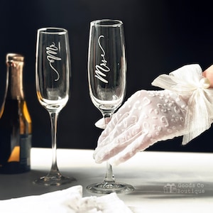 Set of 2, Personalized Champagne, Bride Groom Wedding Toasting Flutes, Engraved Wedding Flutes, Mr and Mrs Engraved Champagne Flutes