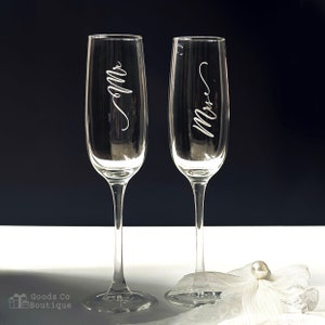 Personalized Mr. And Mrs. Wedding Toasting Flutes, Set of 2, Personalized Champagne Glasses, Custom Flute, Wedding Glasses, Engagement Gift