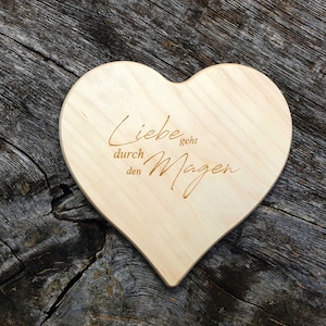 Herz Schneidebrett mit Gravur "Liebe geht durch den Magen" + Namen Valentinstag Jahrestag Herzform Ahornholz