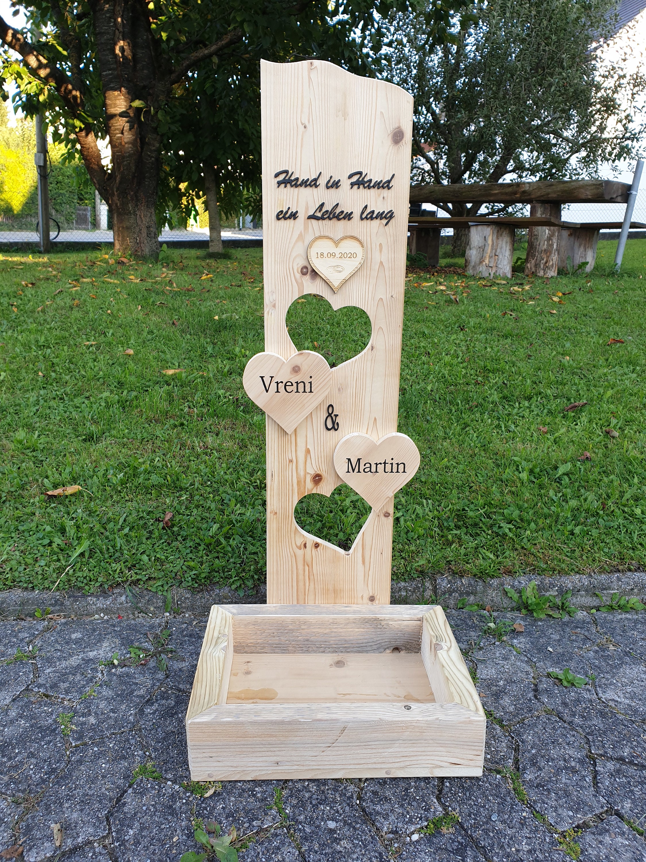 Holz Deko Stand Schild Willkommen Hochzeit mit Blumenkasten + Wunschnamen Tür Aufsteller Standschild für Haustüre Eingang *mit pers. Gravur*