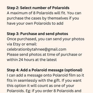 Może przedstawiać: Instrukcje tworzenia spersonalizowanego etui na zdjęcia Polaroid. Wybierz kolor etui: czarny, r&oacute;żowy lub drewniany. Wybierz liczbę Polaroid&oacute;w do włączenia, maksymalnie 8. Wyślij zdjęcia za pośrednictwem Etsy lub pocztą elektroniczną na adres celebrationbytahnee@gmail.com w ciągu 24 godzin od zakupu. Możesz r&oacute;wnież dodać wiadomość do wydrukowania na Polaroidzie.