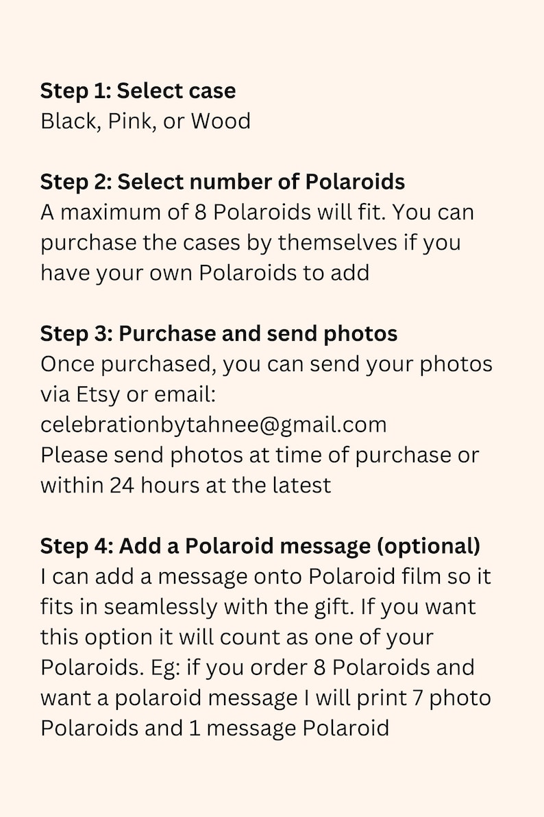 Op de afbeelding: Instructies voor het maken van een aangepaste Polaroid-fotohoes. Kies een hoeskleur: zwart, roze of hout. Selecteer het aantal Polaroids dat je wilt opnemen, tot 8. Stuur de foto's via Etsy of per e-mail naar celebrationbytahnee@gmail.com binnen 24 uur na aankoop. Optioneel kun je een bericht toevoegen dat op een Polaroid wordt afgedrukt.