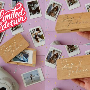 Op de afbeelding: Een houten doos met een scharnierend deksel, gepersonaliseerd met de tekst "Sam & Tahnee". De doos is gevuld met instant foto's en is omringd door meer instant foto's op een roze oppervlak.