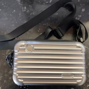 Argent métallisé crossbody camera bag style hard truck case travel bag poches sangles zips 19x11cm