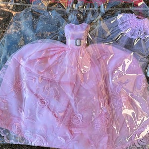 Robe de bal rose layette 3 couches en dentelle de style vintage avec bretelles convenant à une poupée tendance standard de 31,5 pouces
