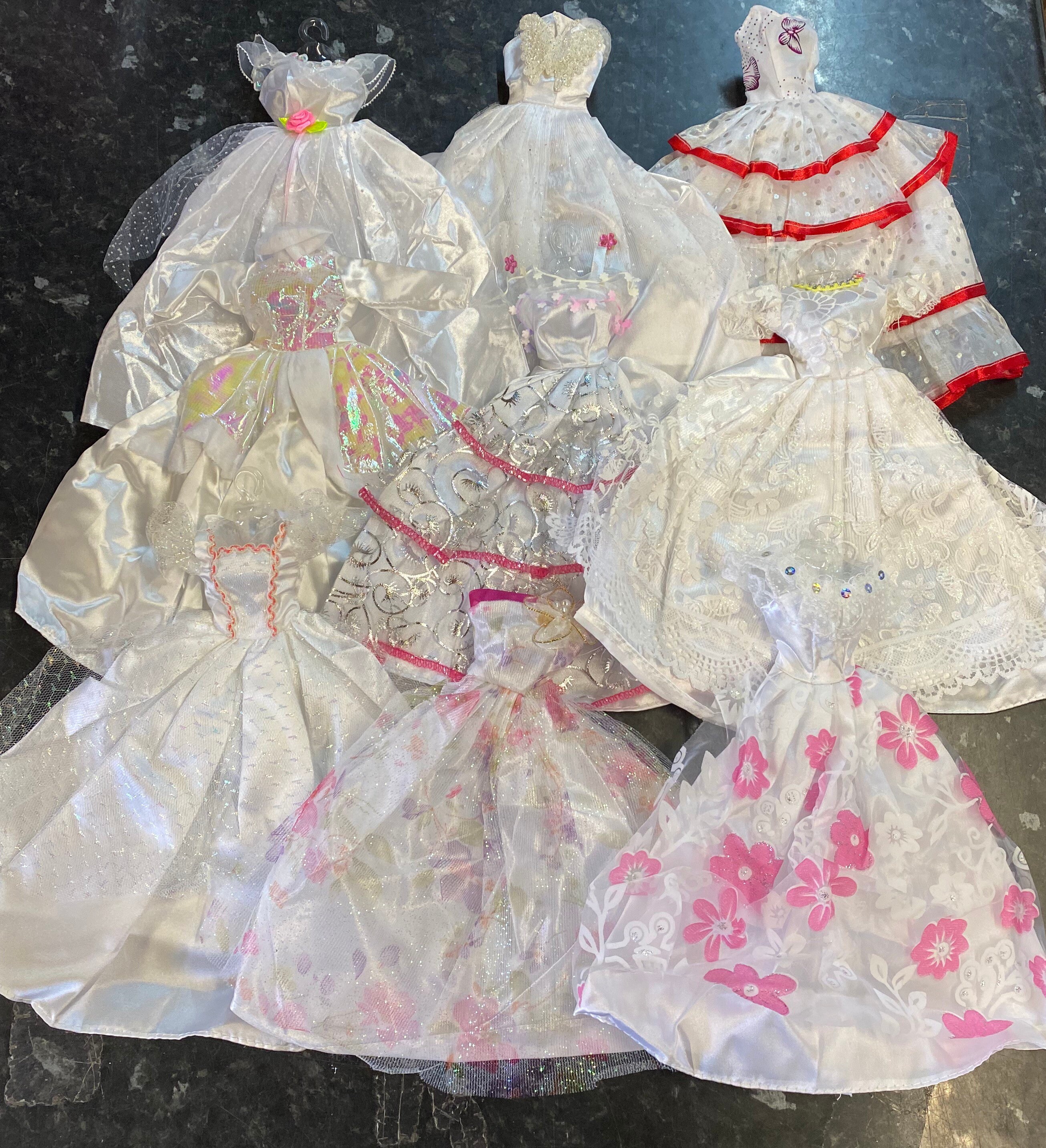 1x WHITE RANDOMLY SELECTED Dolls Qualität Prinzessin Ballkleider mit einem Paar Schuhe passend für eine Standard 21.5inch Modepuppe