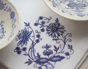Servilletas de lino bordadas con flores de cebolla azul: decoración elegante para la mesa.
