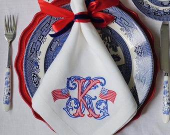 Monogrammiert und gestickt ~ Chic Single Initial Souvenir Servietten ~ 4. Juli & Gedenktag Dekor ~ Marineblau und Rot