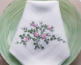Rosbroderade linneservetter: Blommig bordsdekoration