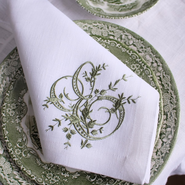 Linen napkins with monograms: embroidered décor for the table