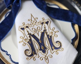 Broderade linneservetter: Personligt monogram, julbordsdekoration